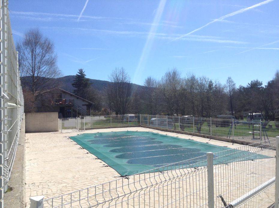 Relaxez-vous dans notre camping avec piscine pendant votre séjour en Puy-de-Dôme